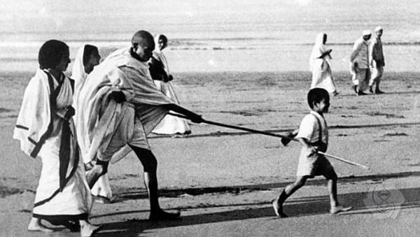 Gandhi sendo guiado por seu neto, Kanu
