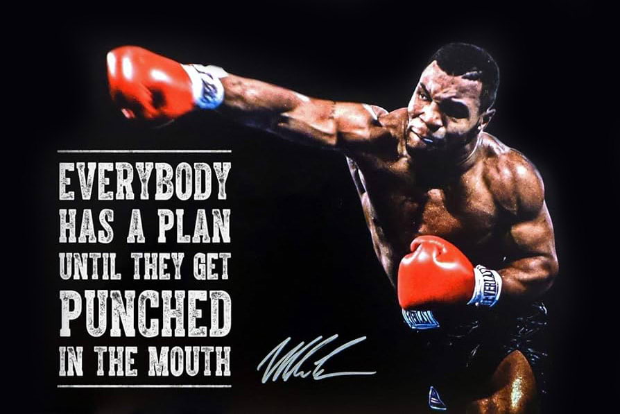 O BOXEADOR QUE ESCREVIA SOBRE AS ESTRELAS 2 Mike Tyson dando um soco, com a frase do parágrafo anterior, em inglês, ao lado
