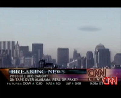 Montagem de um UFO numa tela da CNN